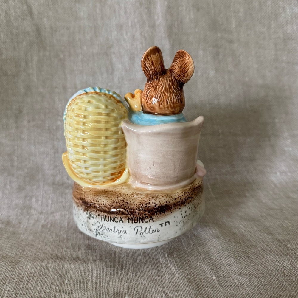 vintage 70s Schmid Hunca Munca Beatrix Potter music box - Picture 4 of 8